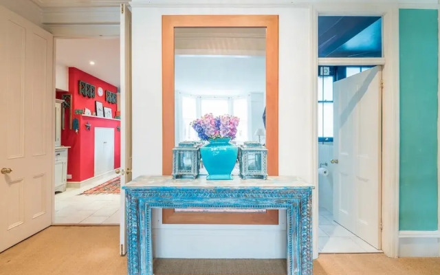 Remarkable Richmond Home By The Tube Station
