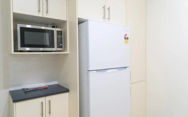 Comfortable New 2 Bedroom Apartment by St Kilda Pier