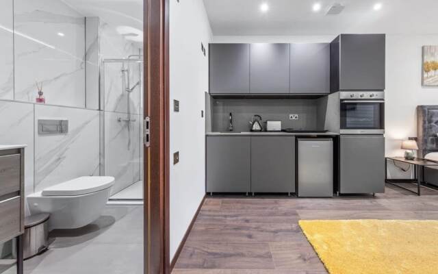 Luxury Sleeps 4 Studio Flat