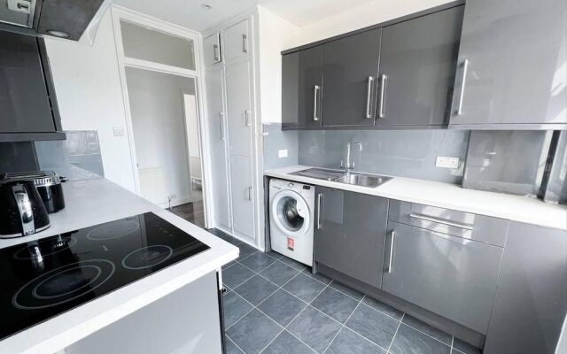 Bright and Spacious 2-bed Apartment in Sutton