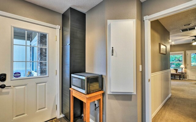 Cute & Cozy PDX Area Townhouse: 31 Mi to Mt. Hood!