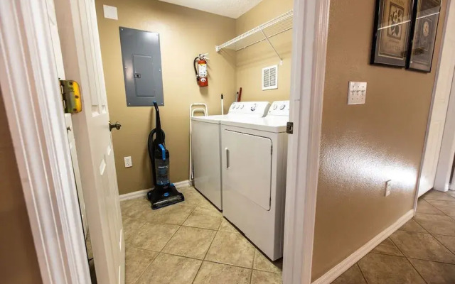 Cozy - Adorable 3 Bed 2.5 Bath Townhouse 1015