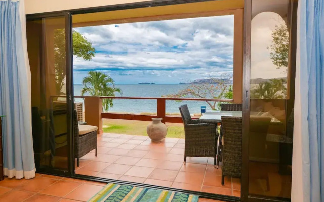 Spectacular - spacious unit in Flamingo in front of the beach