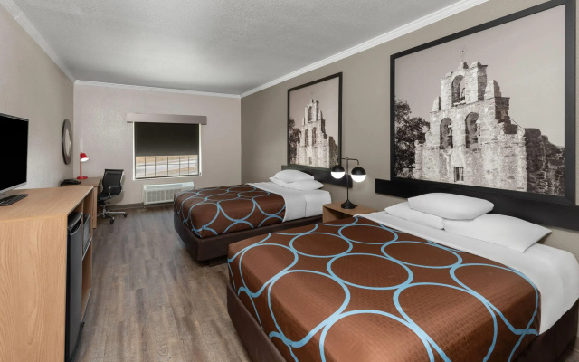 Super 8 by Wyndham San Antonio/Alamodome Area