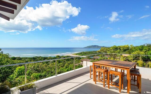 Casa Lomas del Mar: Contemporary 3-BR in El Tesoro with Infinity Pool & Ocean Views