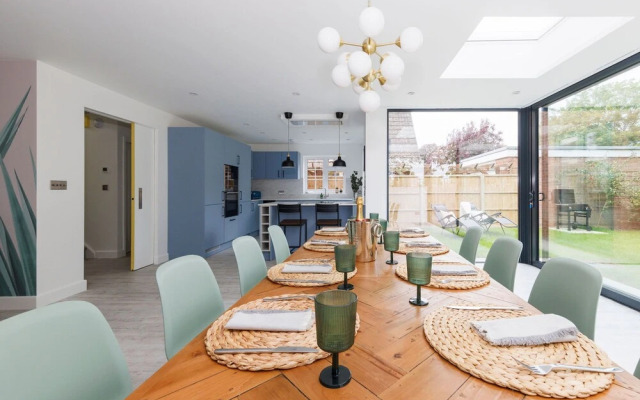 Coastal Retreat for 10 With Hot Tub
