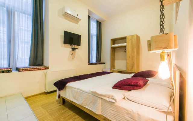 Boombully Hotel
