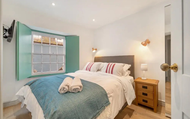 Windermere House - Sea Views Close to Harbour