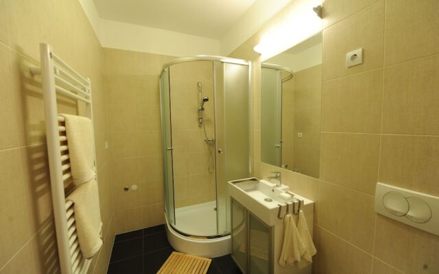 Toldi Apartments
