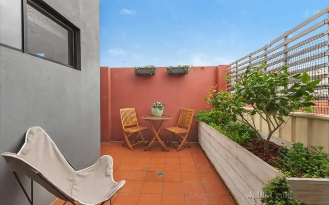 Spacious 2 Bedroom Apartment in Brunswick With Patio and Parking