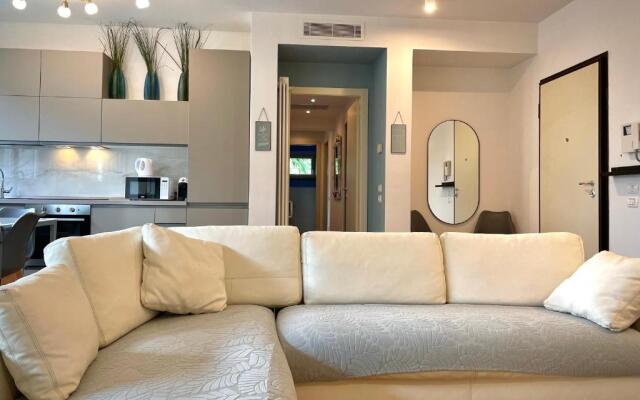 Chic Apartment - River View - Free Parking and WIFI