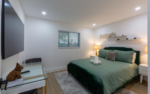 Cozy New Villa w/Cool Cabana+Fire Pit & Games