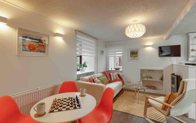 Ground Floor Apartment W/large Enclosed Garden