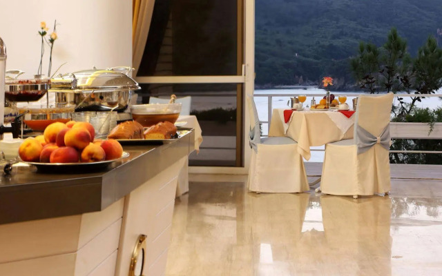 Akrotiri Beach Resort Hotel - Adults friendly