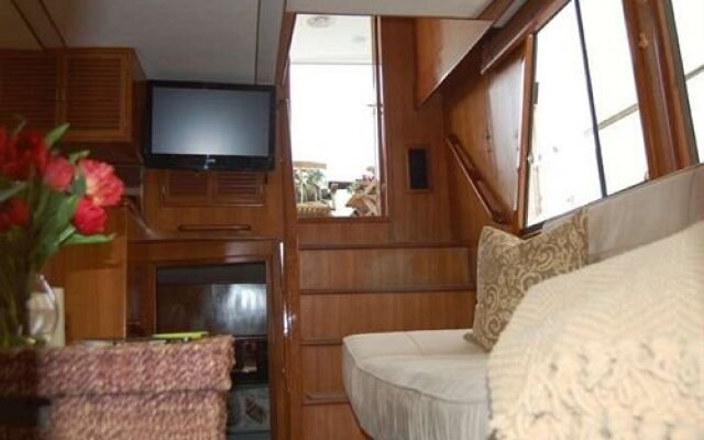 Dockside Yacht Lodging