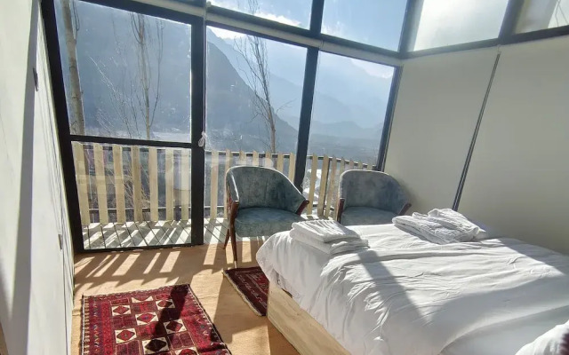 Stunning Cliff-edge 2-bedroom Chalet in Karimabad