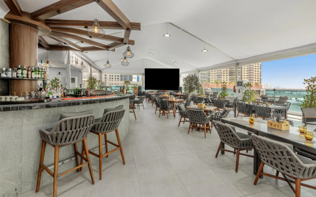 Radisson Blu Hotel, Dubai Canal View Hotel