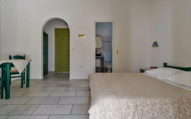 Studios Vrettos Beachfront Hotel