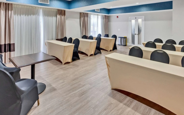 Comfort Suites