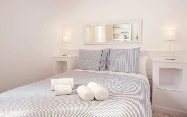 Modern 3 Bedroom Flat With Terrace in Lesseps