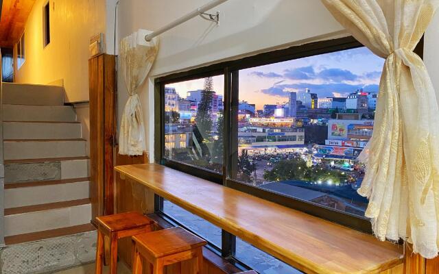 Gold Night Hotel