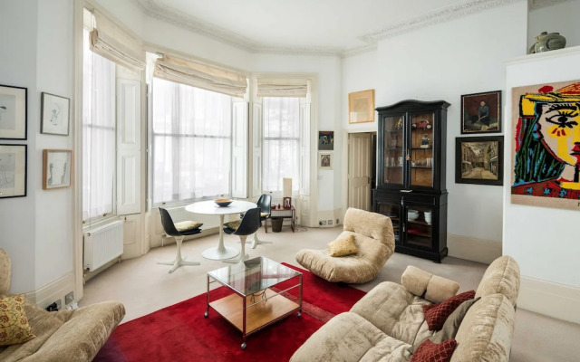 Sleek Simple & Peaceful 1Bd Flat Kensington