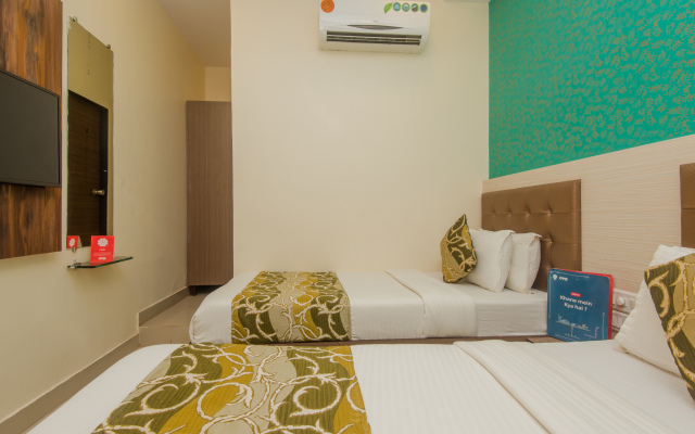 OYO 8678 Hotel Golden Nest