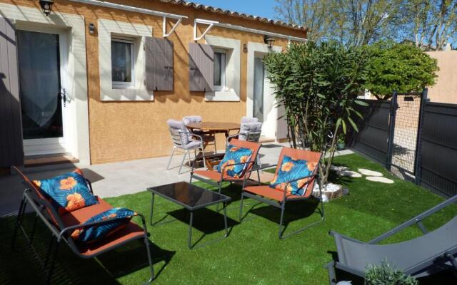 appart cosy avec son exterieur chaleureux,piscine et parking prive