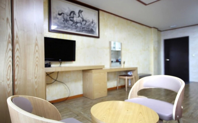 Seogwipo Hyeongjebawibada Pension