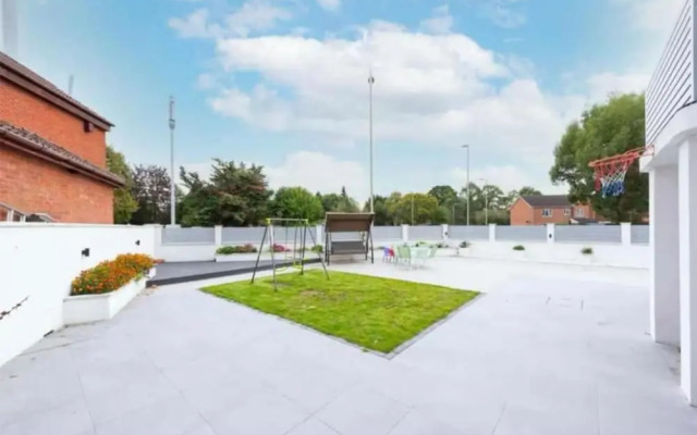 Stylish 6-bed Retreat With Parking and Jacuzzi