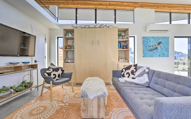 Luxe, Modern Studio w/ Sweeping City Views!
