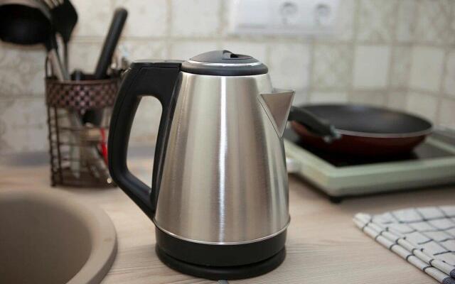 Диван и чемодан на улице Сибиряков-Гвардейцев