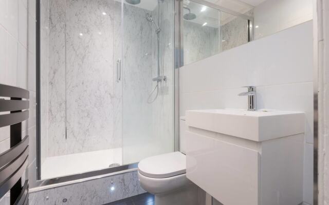 Elegant 3 Bedroom Central Apartment W/Castle View