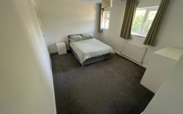 3 Bedroom House - Sleeps 6 & Free Parking