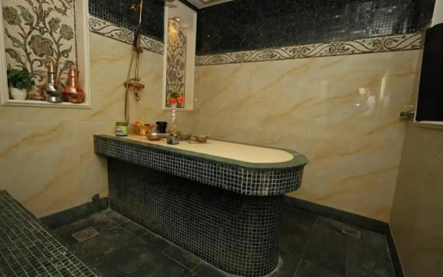 Lian Park Hotel