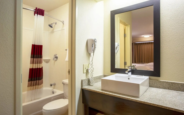 Red Roof Inn PLUS+ Chicago - Willowbrook