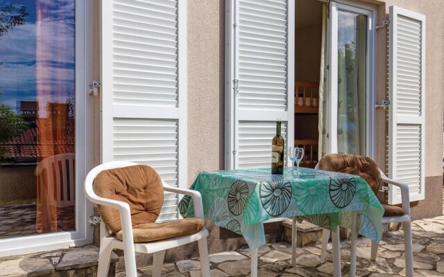 Stunning Home in Icici With Wifi and 2 Bedrooms