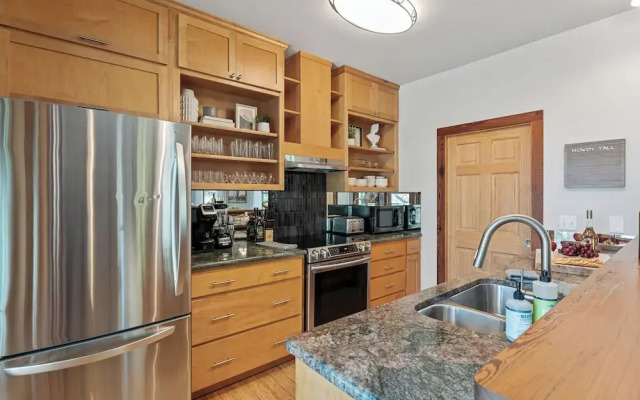 Urban Cowboy Villas - Heart of 704