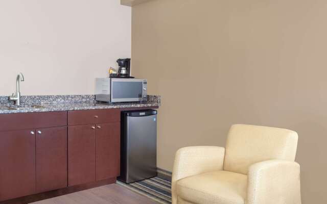 Super 8 by Wyndham Brandon MB