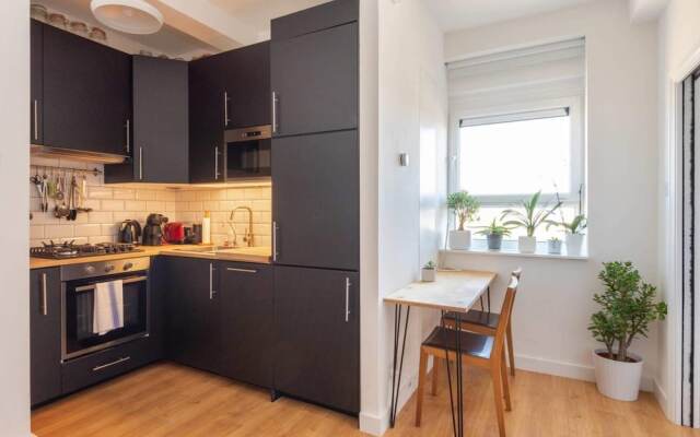 1BR Flat Ideally Located In Zone 2, Fits 3