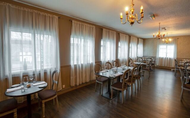 Lodge Hotel (os)