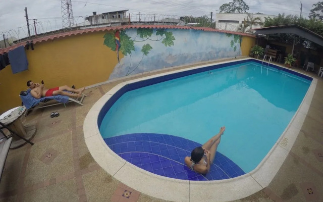 Leticias Guest House - Hostel