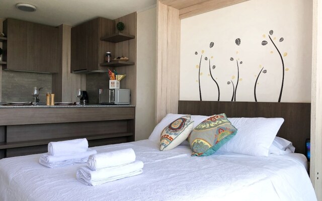 Charming Studio - w/Mountain View, Pool, & Gym