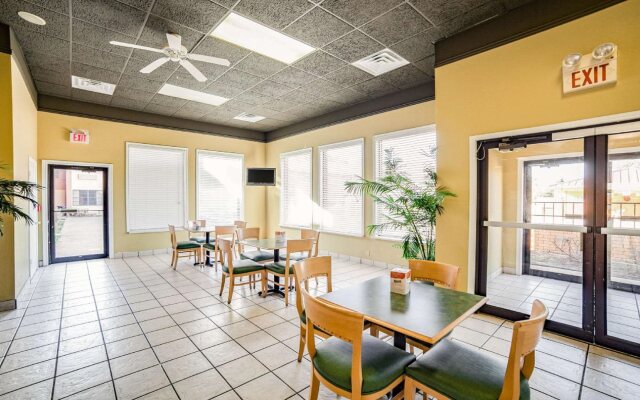 Clarion Pointe Marshall