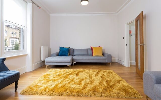 A Bright &Spacious 2 Bed Apt in West Kensington