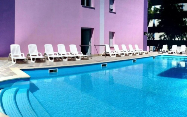 Relax by the Pool-beahost