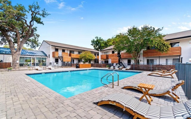 Fun Sola 1BR King Suite Close to DT w Pool