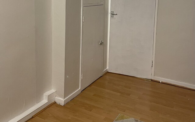 Walk to Lcy Airport/ Excel /dlr 1Br Flat