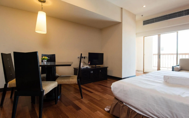 W Studio Resort Suites at Pyramid Tower