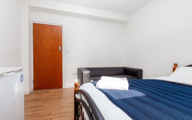 Broxbourne House - Deluxe Guest Room 2